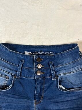 Ibiza Better Booty / High Waist Triple-Button Jeans